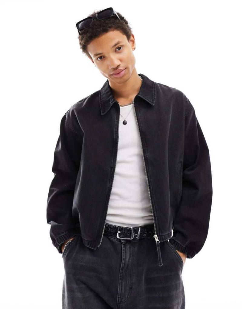 ASOS DESIGN - Kurz geschnittene Jeansjacke im Harrington-Stil in getönter Waschung-Schwarz von ASOS DESIGN