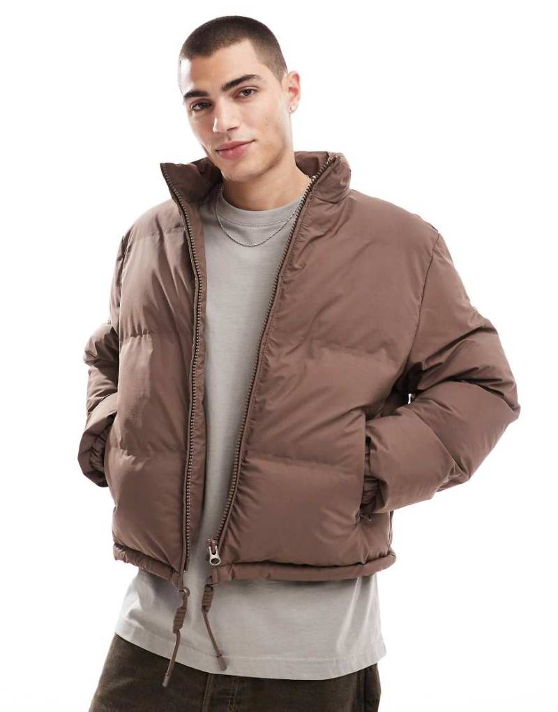 ASOS DESIGN - Kurz geschnittene Steppjacke in Braun von ASOS DESIGN