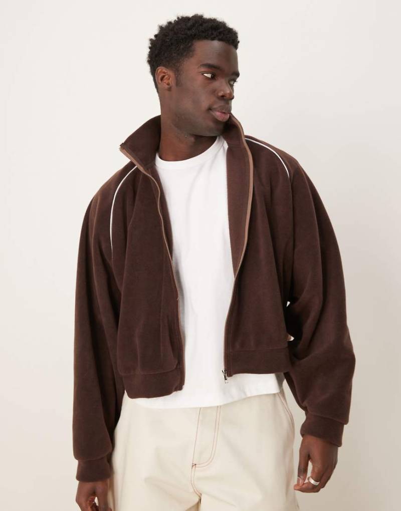 ASOS DESIGN - Cropped Trainingsjacke aus Fleece in Braun mit extremer Oversize-Passform von ASOS DESIGN