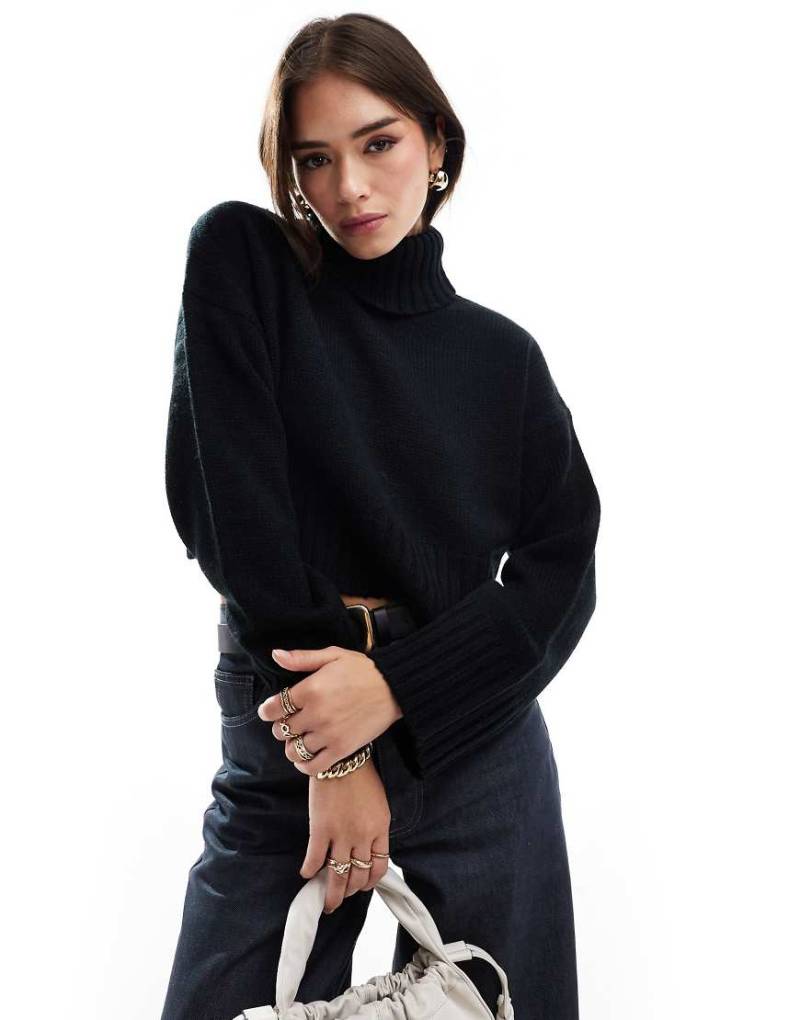 ASOS DESIGN - Kurz geschnittener Rollkragenpullover in Schwarz-Weiß von ASOS DESIGN