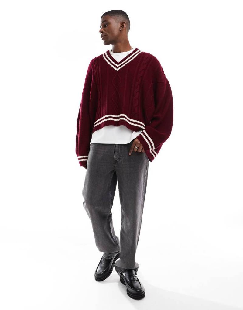 ASOS DESIGN - Kurz geschnittener Super-Oversize-Strickpullover in Burgunderrot mit V-Ausschnitt und Paspelierung von ASOS DESIGN