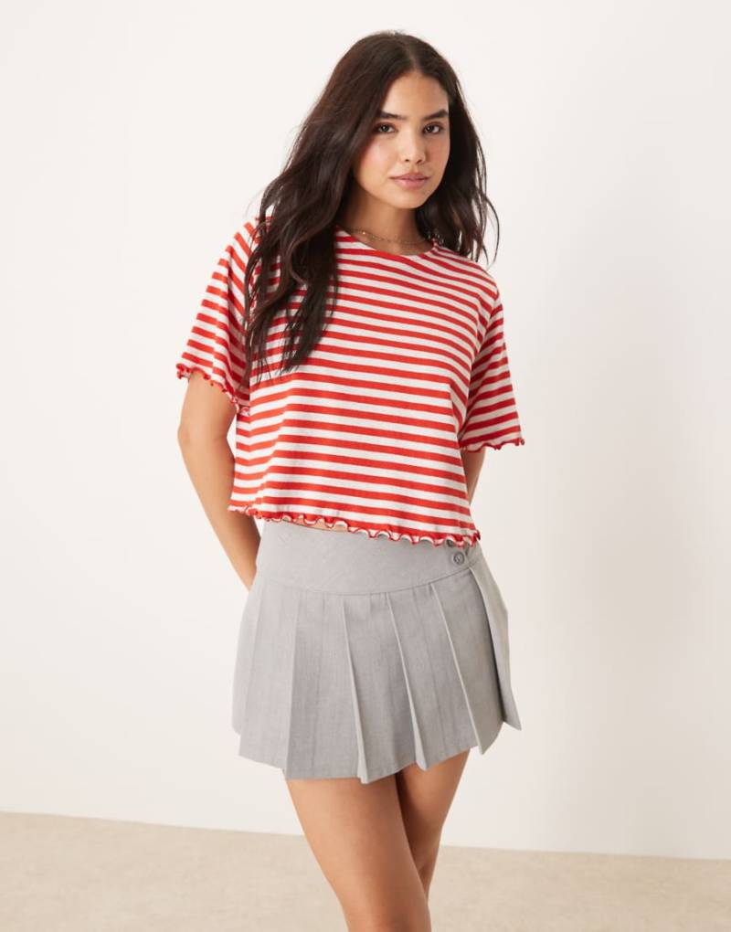 ASOS DESIGN - Kurz geschnittenes, gestreiftes T-Shirt in strukturiertem Rot und Grau mit Kräuselsaum von ASOS DESIGN