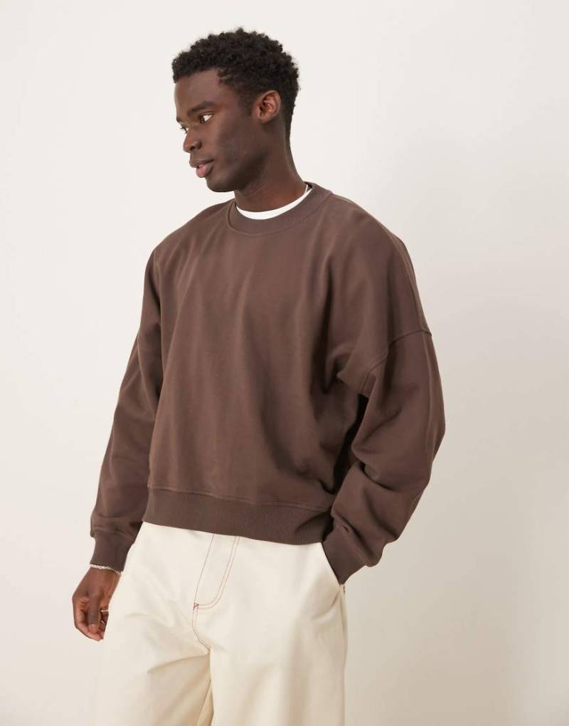 ASOS DESIGN - Kurz geschnittenes Oversize-Sweatshirt in Braun mit überschnittenen Schultern und Saumschlitz-Weiß von ASOS DESIGN