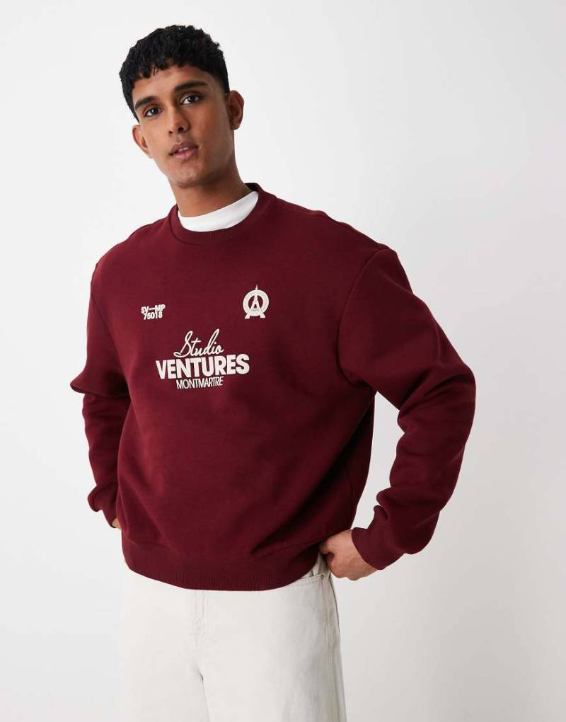 ASOS DESIGN - Kurz geschnittenes Oversize-Sweatshirt in Burgunderrot mit Brustprint von ASOS DESIGN