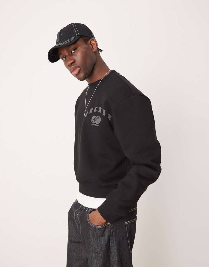 ASOS DESIGN - Kurz geschnittenes Oversize-Sweatshirt in Schwarz mit Brust-Print von ASOS DESIGN