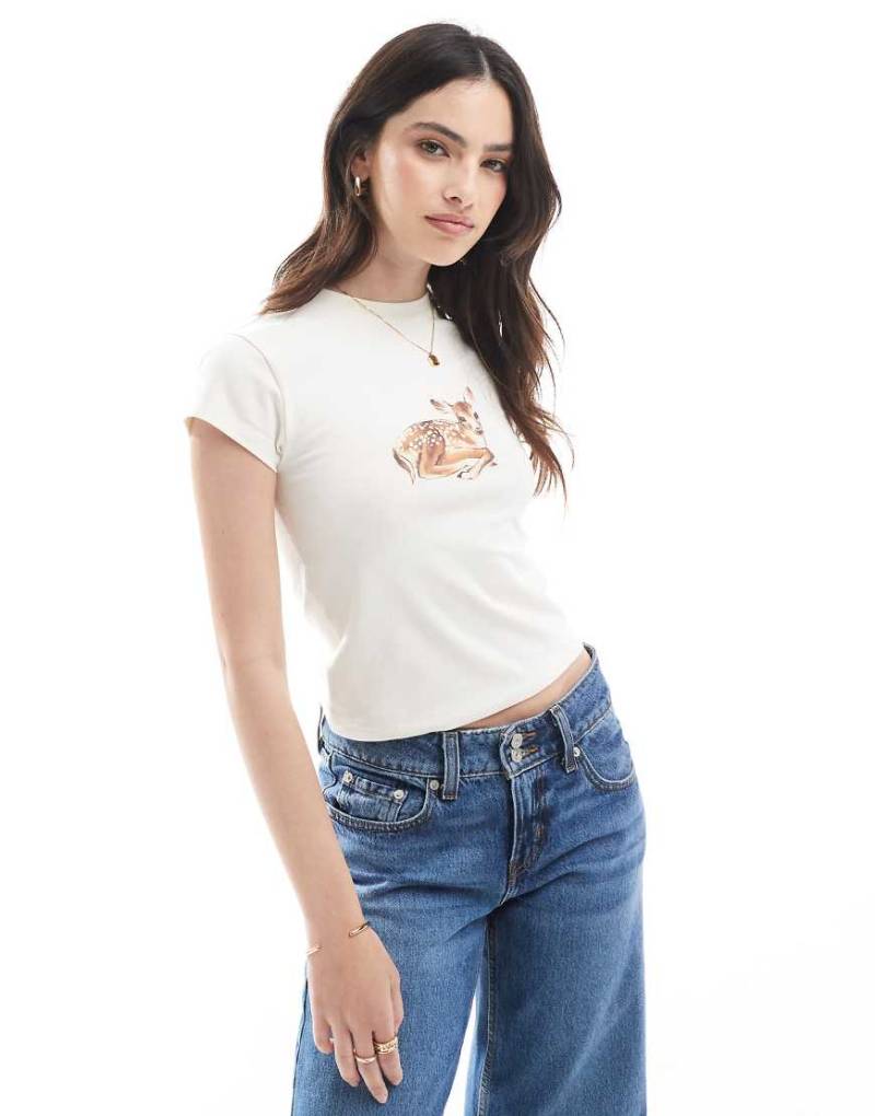 ASOS DESIGN - Kurz und knapp geschnittenes T-Shirt in Buttermilchgelb mit Reh-Grafikprint von ASOS DESIGN