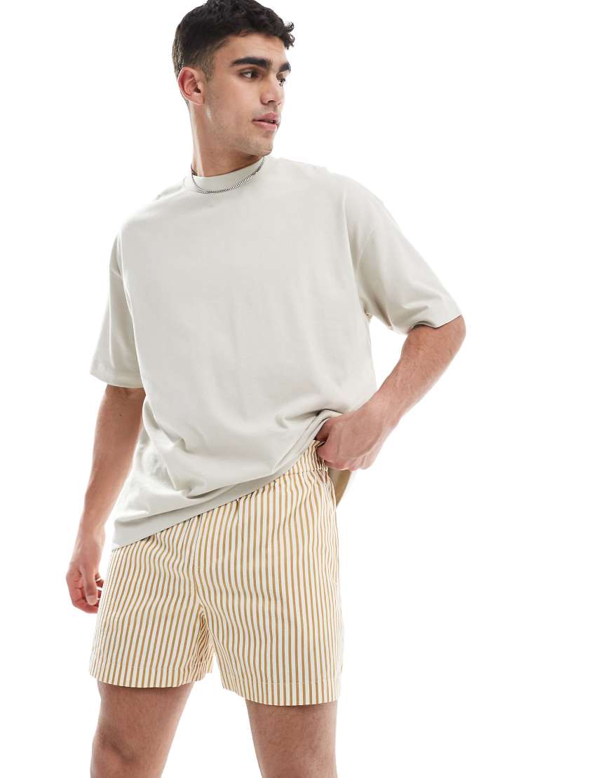 ASOS DESIGN - Kurz und weit geschnittene Shorts mit Streifen in Gelb und Weiß-Bunt von ASOS DESIGN