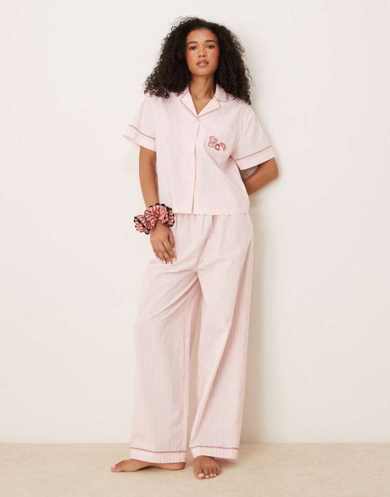 ASOS DESIGN - Kurzärmeliger Pyjama in Rosa mit Streifen und „Coffee Break"-Stickerei von ASOS DESIGN
