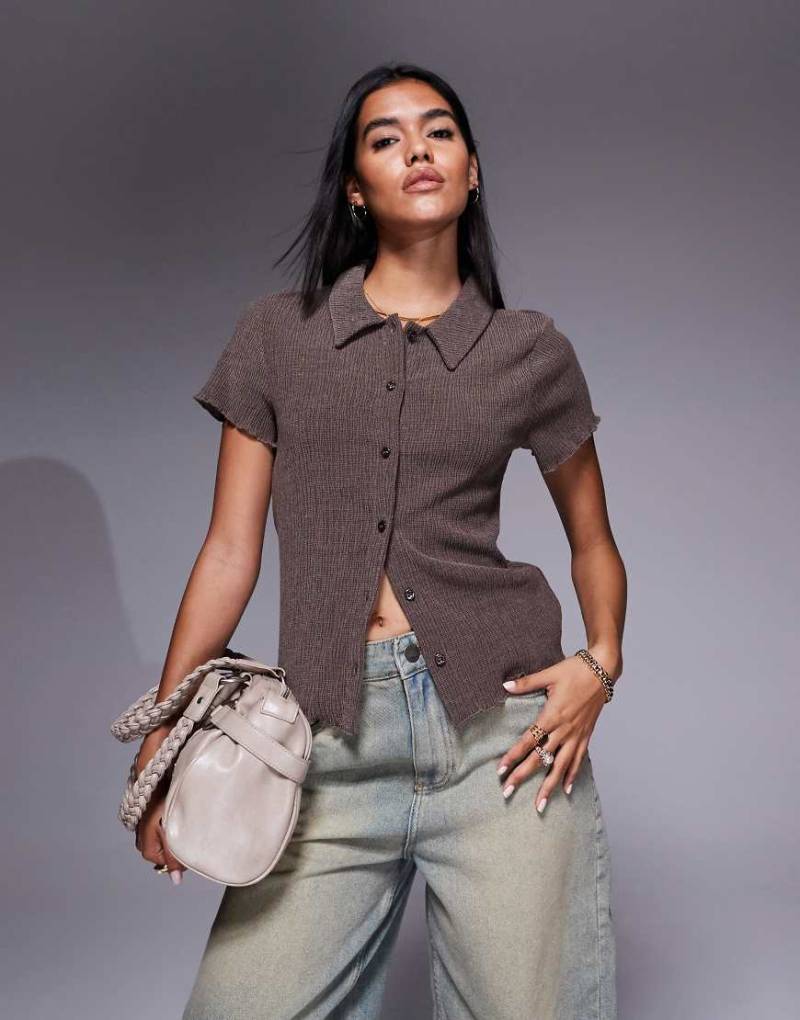 ASOS DESIGN - Kurzärmeliges Hemd in Braun mit Knopfleiste und Strukturmuster von ASOS DESIGN