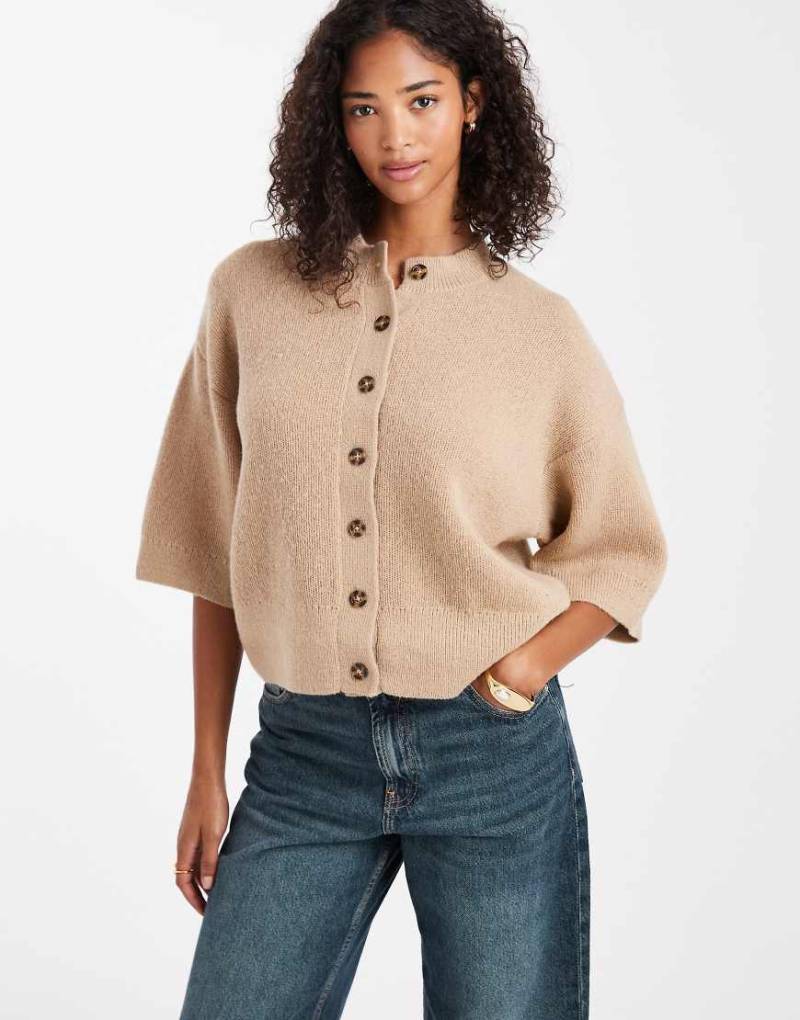 ASOS DESIGN - Kurzärmlige, gerippte Strickjacke in Steinbeige-Neutral von ASOS DESIGN