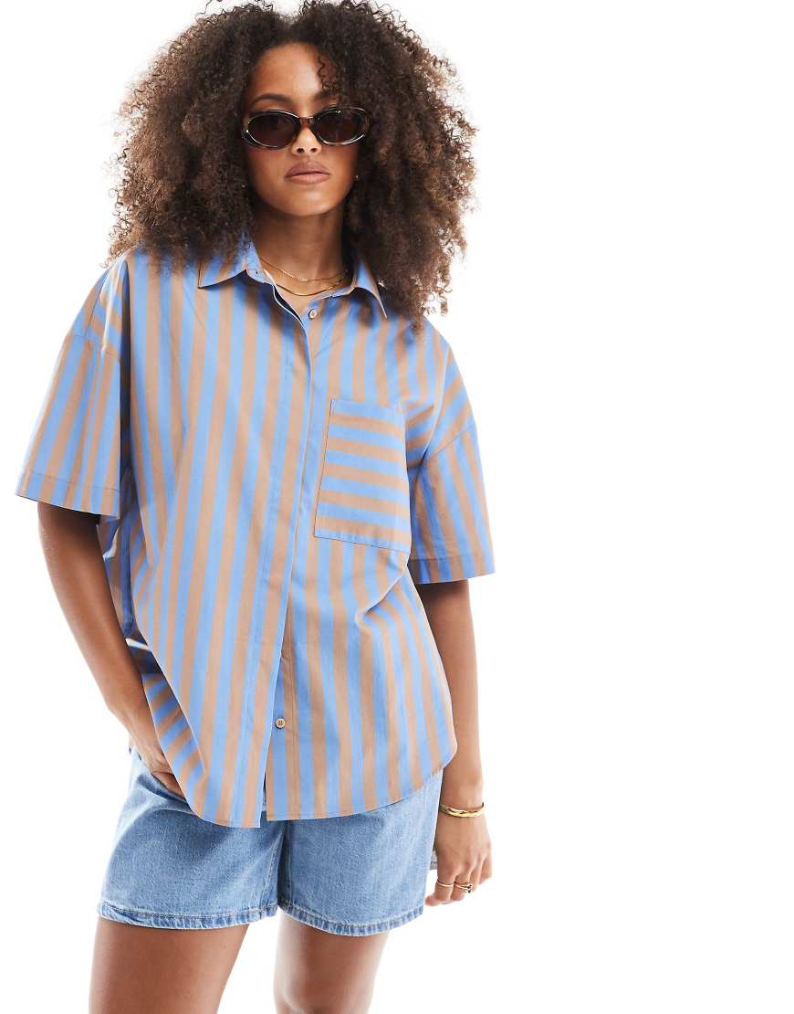 ASOS DESIGN - Kurzärmlige, gestreifte Oversize-Hemdbluse in Blau und Braun-Bunt ASOS DESIGN - Kurzärmlige, gestreifte Oversize-Hemdbluse in Blau und Braun-Bunt von ASOS DESIGN