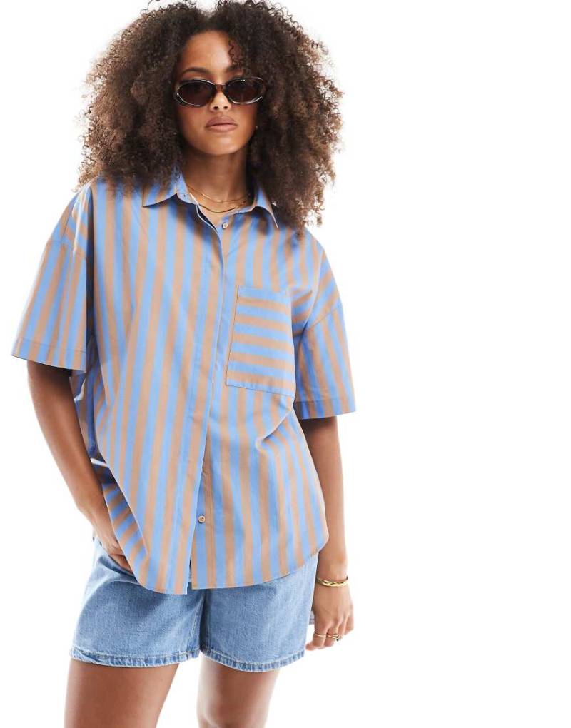 ASOS DESIGN - Kurzärmlige, gestreifte Oversize-Hemdbluse in Blau und Braun-Bunt von ASOS DESIGN