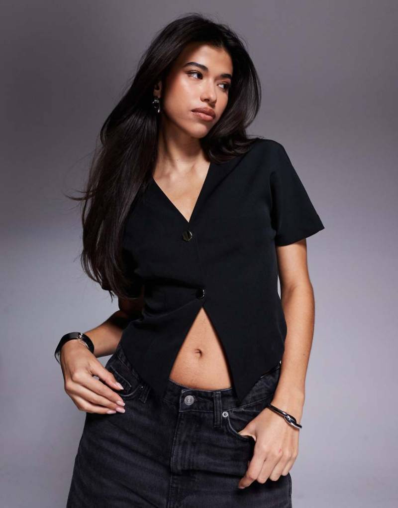 ASOS DESIGN - Kurzärmlige, strukturierte Bluse in Schwarz mit Knopfdetail von ASOS DESIGN