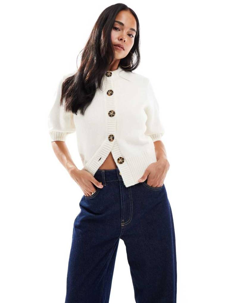 ASOS DESIGN - Kurzärmlige, taillierte Strickjacke in Cremeweiß mit Rundhalsausschnitt von ASOS DESIGN