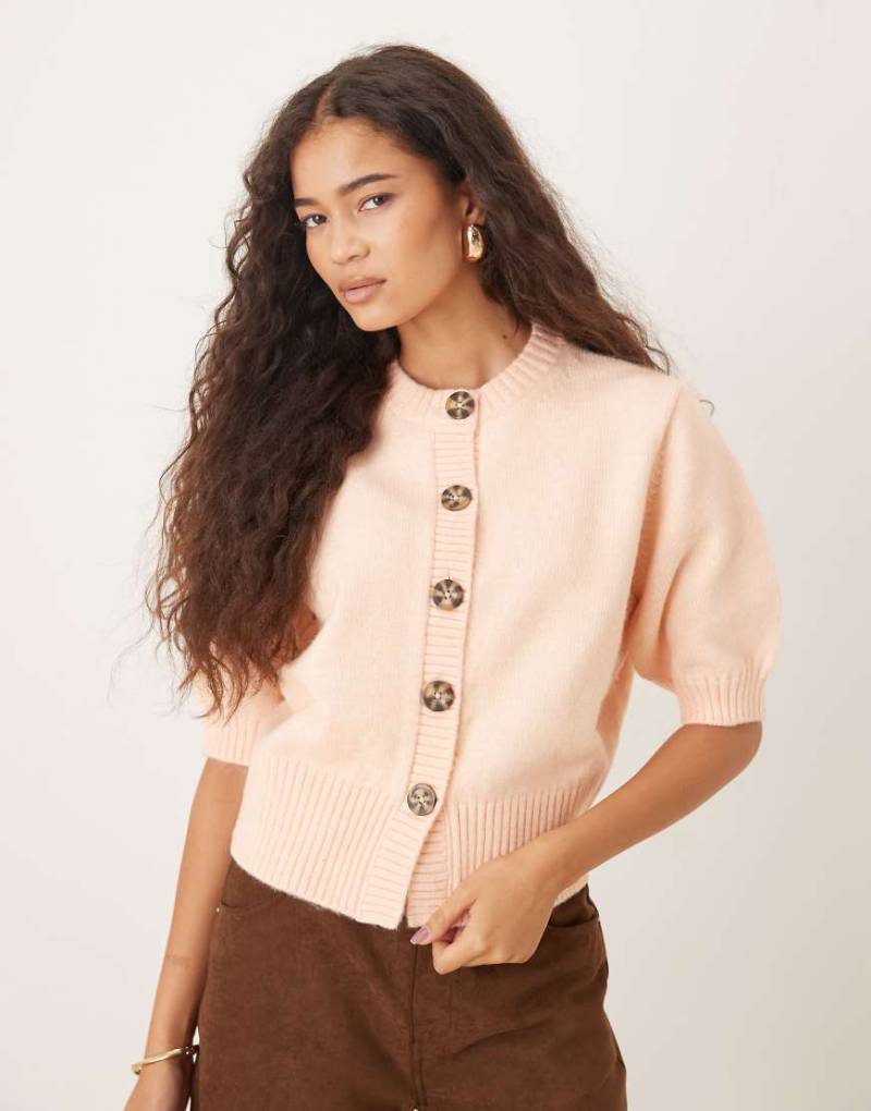 ASOS DESIGN - Kurzärmlige, taillierte Strickjacke in Pfirsich mit Rundhalsausschnitt-Orange von ASOS DESIGN