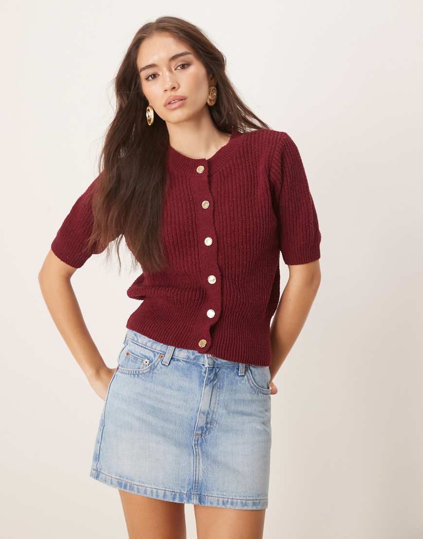 ASOS DESIGN - Kurzärmlige Bouclé-Strickjacke in Burgunderrot mit goldfarbenen Knöpfen und Strukturmuster von ASOS DESIGN