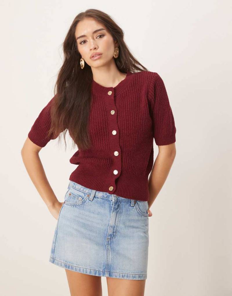 ASOS DESIGN - Kurzärmlige Bouclé-Strickjacke in Burgunderrot mit goldfarbenen Knöpfen und Strukturmuster von ASOS DESIGN