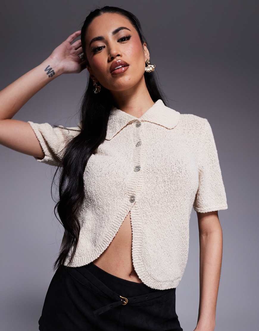 ASOS DESIGN - Kurzärmlige Bouclé-Strickjacke in Ecru mit geschwungenem Saum-Weiß von ASOS DESIGN