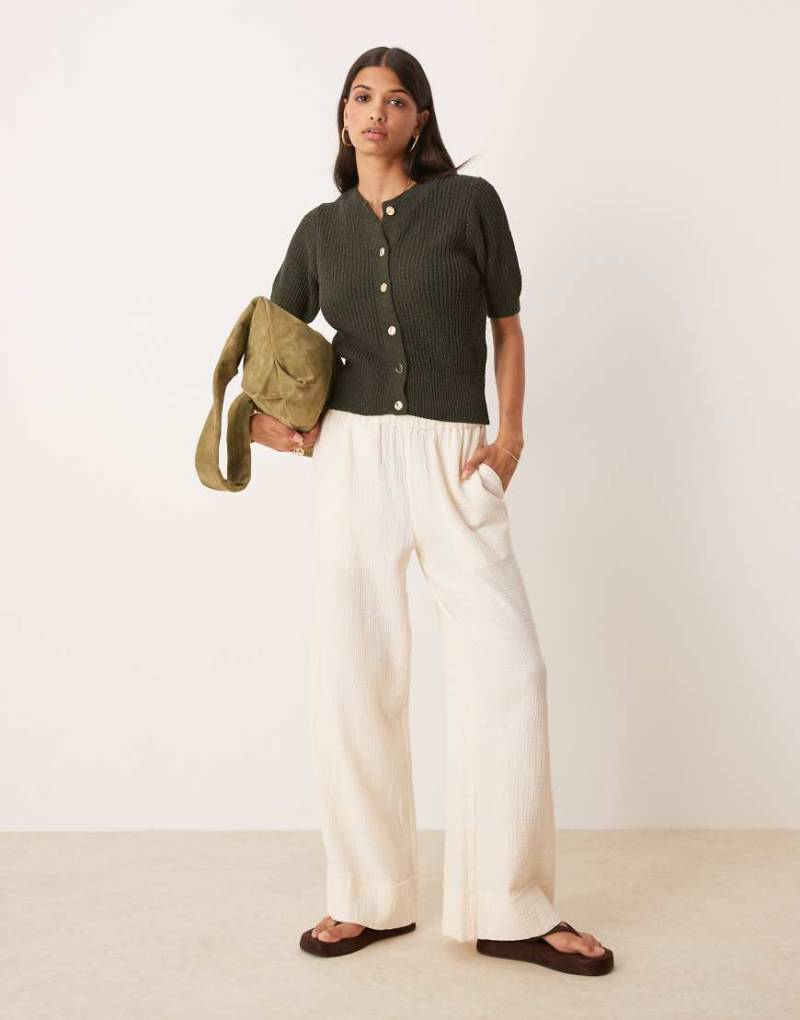 ASOS DESIGN - Kurzärmlige, strukturierte Strickjacke in Khaki mit goldfarbenen Knöpfen-Grün von ASOS DESIGN