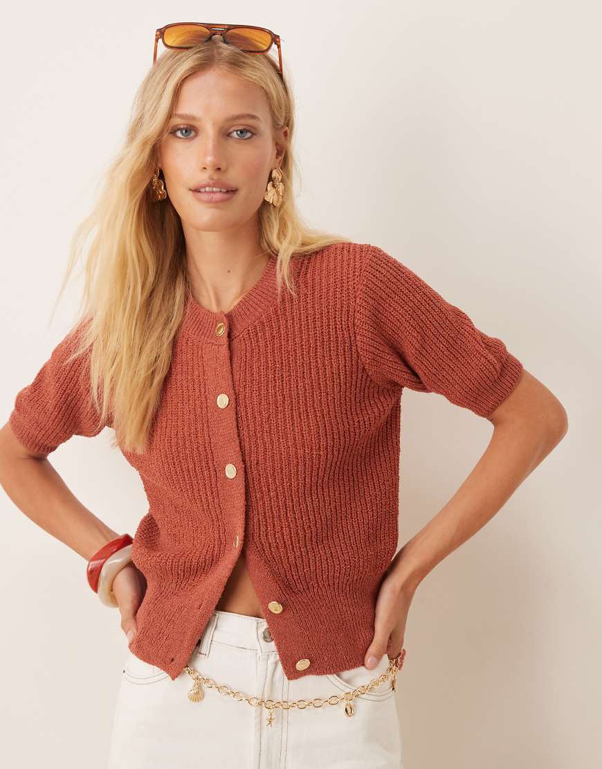 ASOS DESIGN - Kurzärmlige Bouclé-Strickjacke in Rost mit goldfarbenen Knöpfen und Strukturmuster-Rotbraun ASOS DESIGN - Kurzärmlige Bouclé-Strickjacke in Rost mit goldfarbenen Knöpfen und Strukturmuster-Rotbraun von ASOS DESIGN