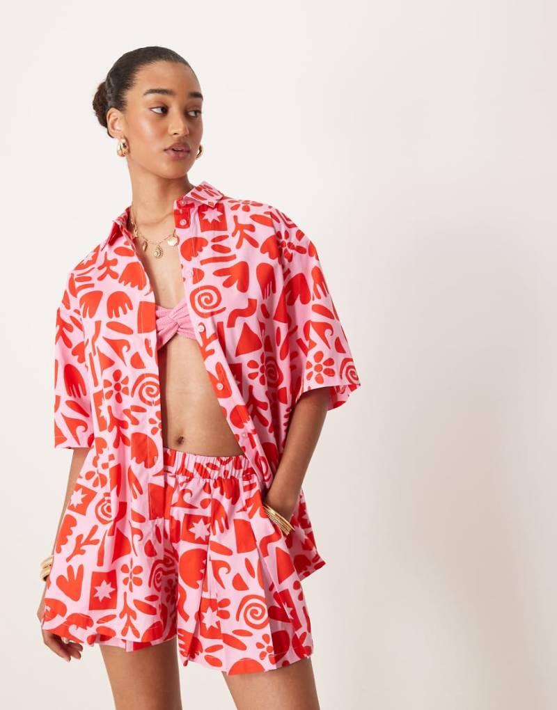 ASOS DESIGN - Kurzärmlige Oversize-Hemdbluse mit Kunstprint, Kombiteil-Bunt von ASOS DESIGN