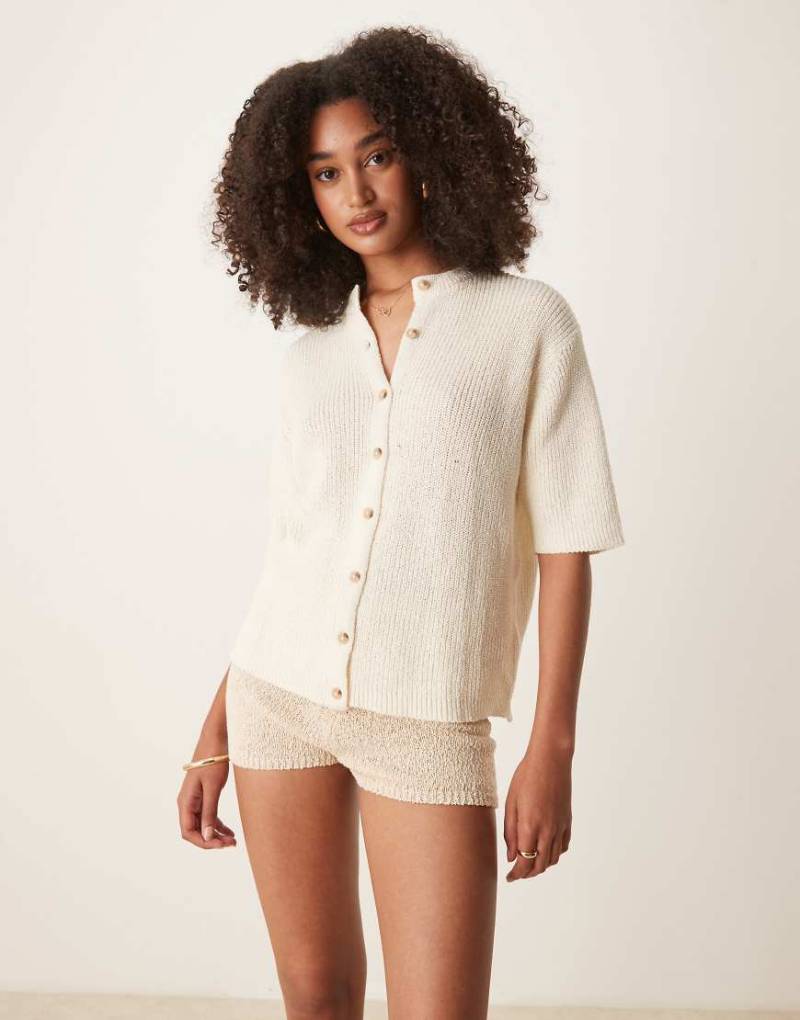 ASOS DESIGN - Kurzärmlige Strickjacke aus Bouclé in Creme-Weiß von ASOS DESIGN