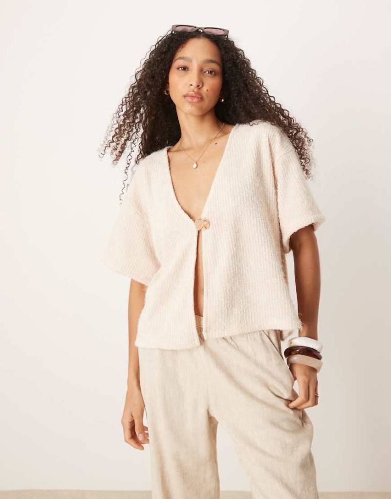 ASOS DESIGN - Kurzärmlige Strickjacke aus flauschigem Chenille in Creme mit goldfarbenem Knopf-Blau von ASOS DESIGN