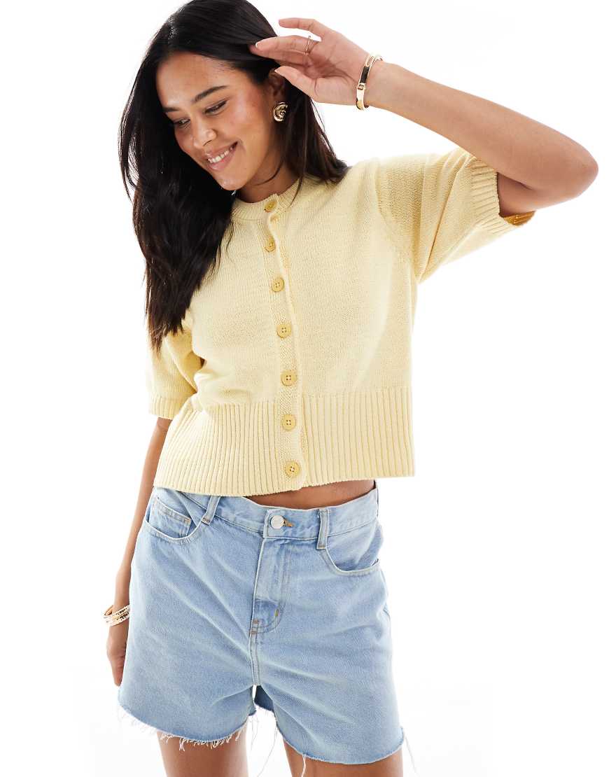 ASOS DESIGN - Kurzärmlige Strickjacke aus kompaktem Strick in Buttermilchgelb von ASOS DESIGN
