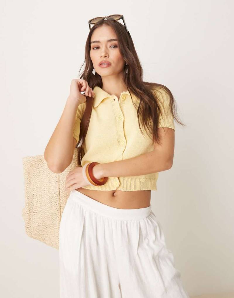 ASOS DESIGN - Kurzärmlige Strickjacke in Buttermilchgelb mit Kragen-Weiß von ASOS DESIGN