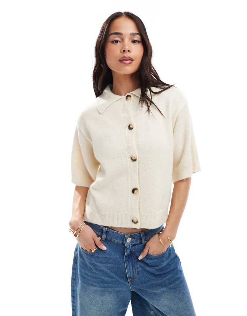 ASOS DESIGN - Kurzärmlige Strickjacke in Cremeweiß von ASOS DESIGN