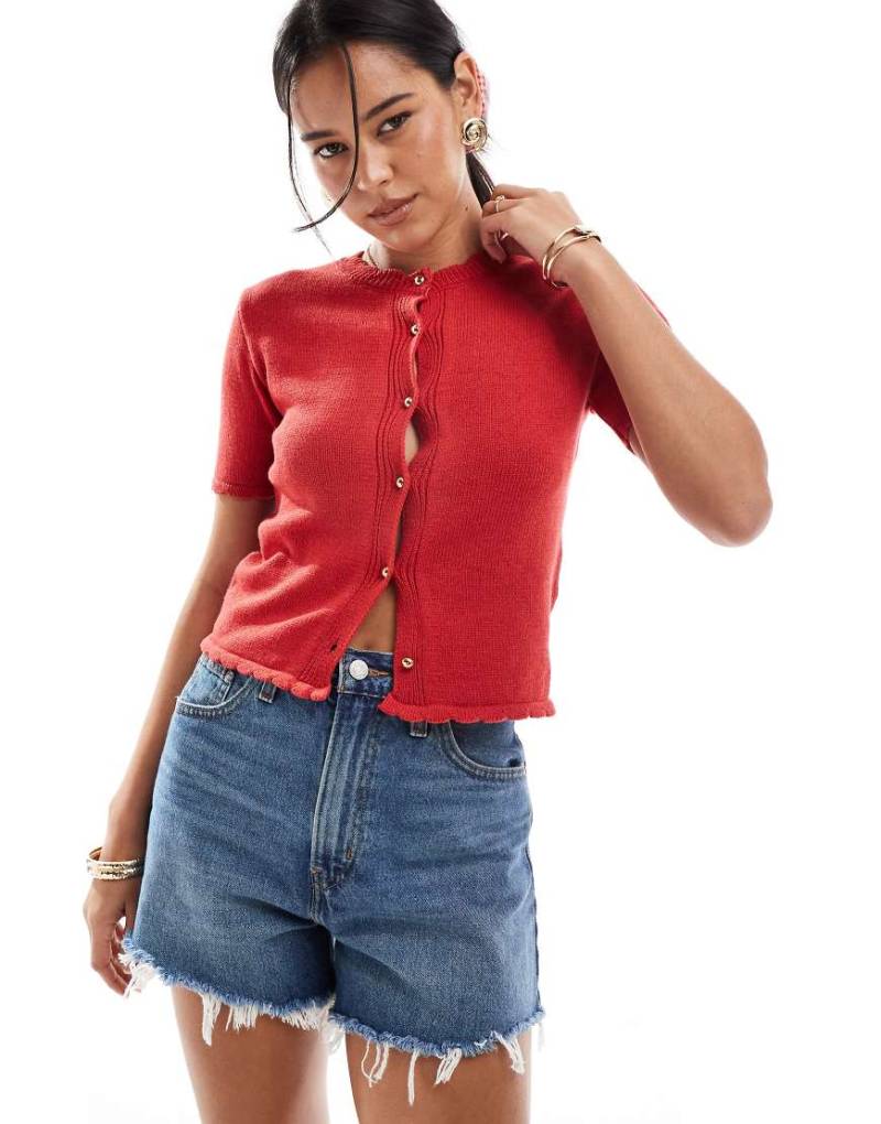 ASOS DESIGN - Kurzärmlige Strickjacke in Rot mit goldfarbenen Knöpfen und Muschelkantenbesatz von ASOS DESIGN
