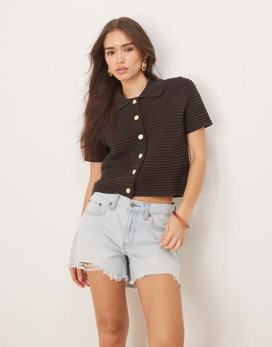 ASOS DESIGN - Kurzärmlige Strickjacke in Schokobraun mit muschelförmigen Knöpfen und Strukturmuster ASOS DESIGN - Kurzärmlige Strickjacke in Schokobraun mit muschelförmigen Knöpfen und Strukturmuster von ASOS DESIGN