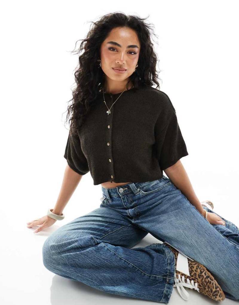 ASOS DESIGN - Kurzärmlige Strickjacke in Schokobraun von ASOS DESIGN