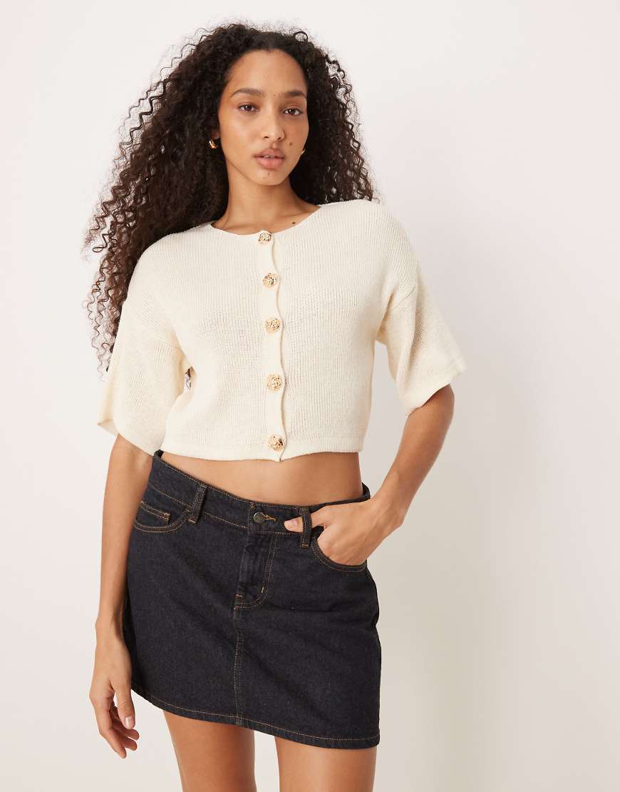 ASOS DESIGN - Kurzärmlige Strickjacke in Steinbeige mit goldfarbenen Knöpfen-Neutral ASOS DESIGN - Kurzärmlige Strickjacke in Steinbeige mit goldfarbenen Knöpfen-Neutral von ASOS DESIGN