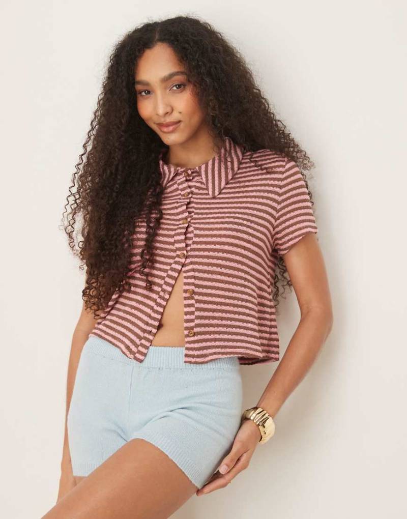 ASOS DESIGN - Kurzärmlige Strickjacke mit Streifen in Rosa und Braun-Bunt von ASOS DESIGN