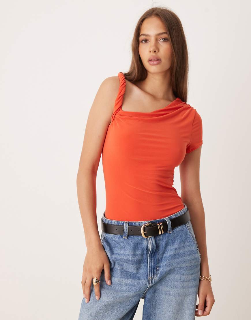ASOS DESIGN - Kurzärmliger, drapierter Body in Orange mit verdrehtem Träger und Cut-out ASOS DESIGN - Kurzärmliger, drapierter Body in Orange mit verdrehtem Träger und Cut-out von ASOS DESIGN