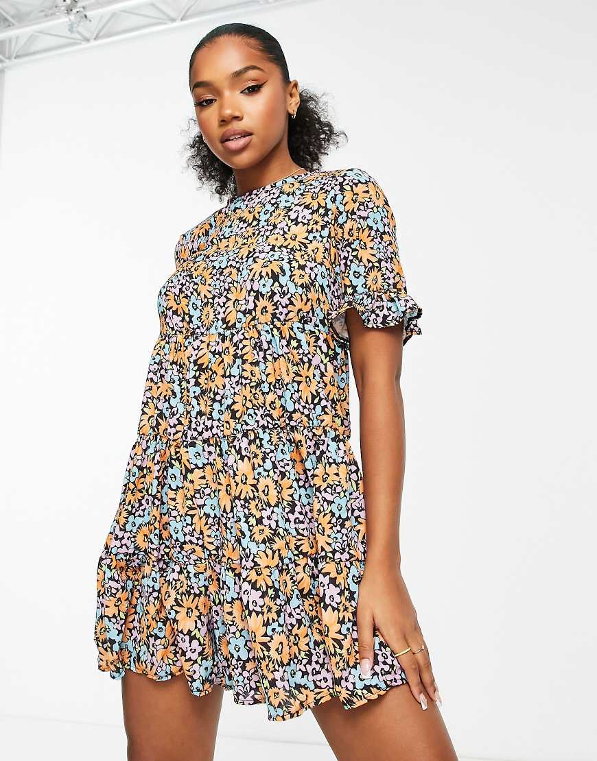 ASOS DESIGN - Kurzärmliger, gestufter Hänger-Jumpsuit aus Blasenkrepp mit Blumenmuster-Bunt von ASOS DESIGN