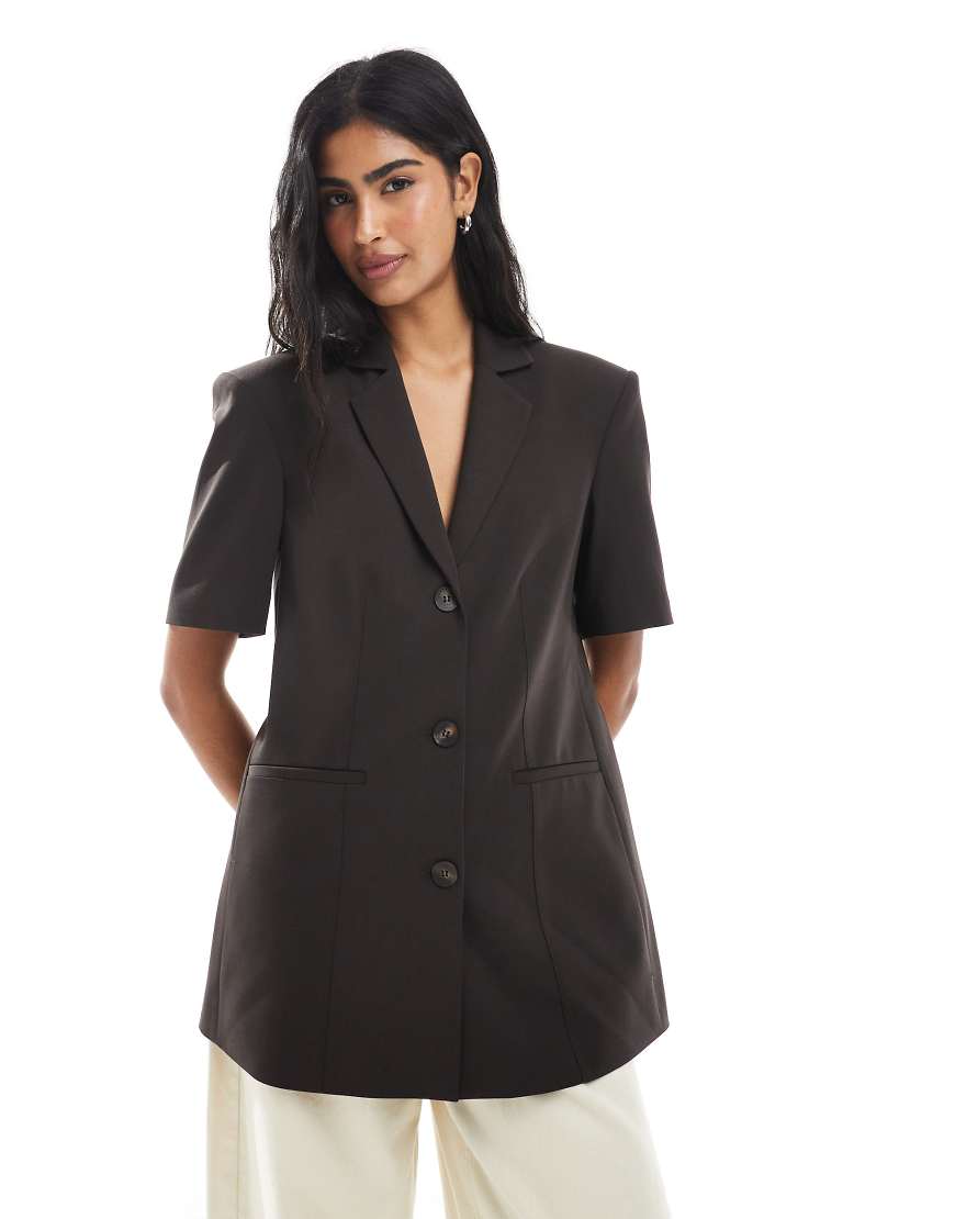 ASOS DESIGN - Kurzärmliger, kastiger Oversize-Blazer in Schokobraun von ASOS DESIGN