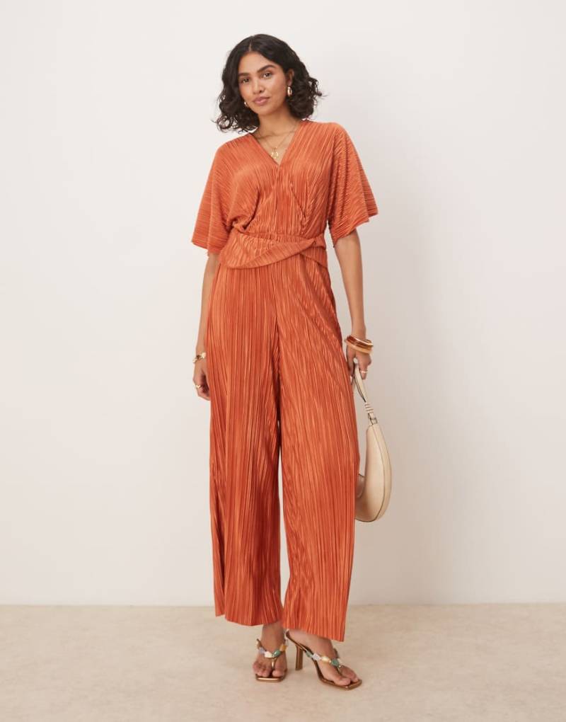 ASOS DESIGN - Kurzärmliger, plissierter Jumpsuit in Rostrot mit tiefem Ausschnitt und gewickelter Taille-Orange von ASOS DESIGN