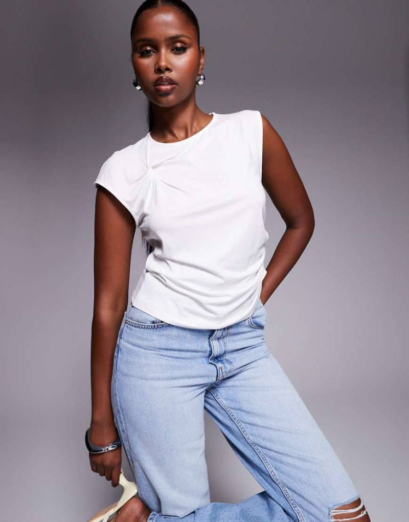 ASOS DESIGN - T-Shirt in Elfenbein mit angeschnittenen Ärmeln, seitlicher Raffung und verdrehtem Detail-Weiß von ASOS DESIGN