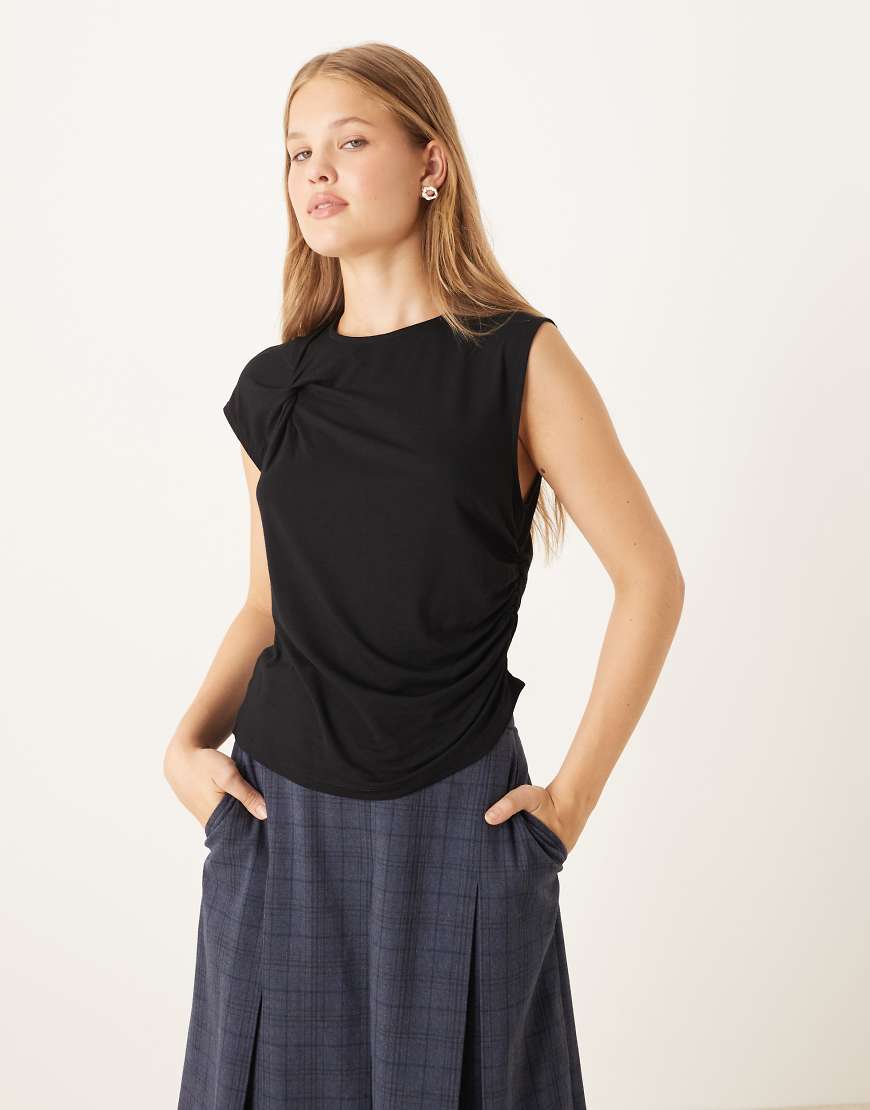 ASOS DESIGN - Kurzärmliges, asymmetrisches Oberteil in Schwarz mit verdrehtem Detail von ASOS DESIGN