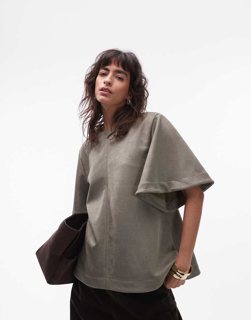 ASOS DESIGN - Kurzärmliges, ausgestelltes T-Shirt aus Wildlederimitat in Khaki mit Ziernaht-Grün von ASOS DESIGN