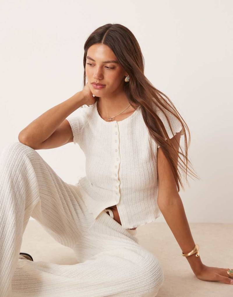 ASOS DESIGN - Kurzärmliges, durchgeknöpftes Oberteil aus Häkelstoff in Cremeweiß, Kombiteil von ASOS DESIGN