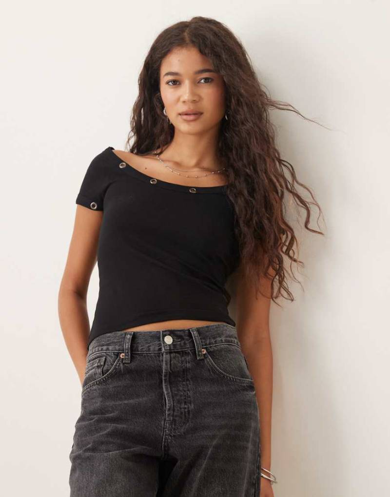 ASOS DESIGN - Langärmliges, geripptes Oberteil in Schwarz mit Ring-Nieten und V-Ausschnitt von ASOS DESIGN