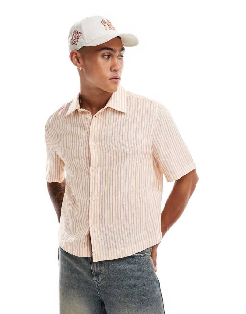 ASOS DESIGN - Kurzärmliges, kastiges Hemd aus Baumwoll-Leinenmix in gestreiftem Neutral mit lockerem Schnitt von ASOS DESIGN