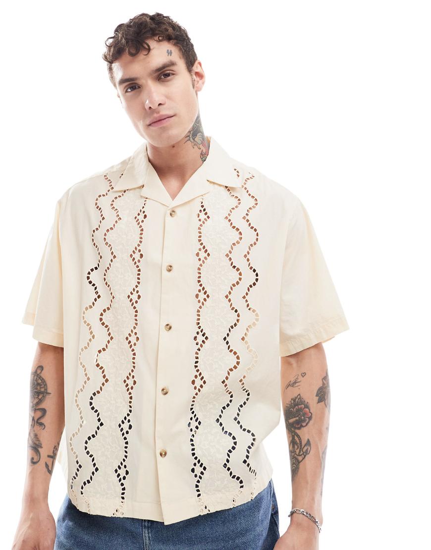 ASOS DESIGN - Kurzärmliges, kastiges Oversize-Hemd in Sand mit Reverskragen und auffälliger Lockstickerei-Neutral ASOS DESIGN - Kurzärmliges, kastiges Oversize-Hemd in Sand mit Reverskragen und auffälliger Lockstickerei-Neutral von ASOS DESIGN