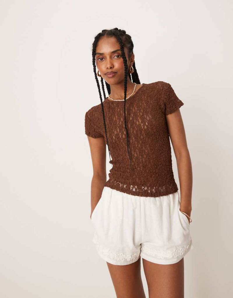 ASOS DESIGN - Kurzärmliges, knapp geschnittenes Spitzen-T-Shirt in Braun von ASOS DESIGN