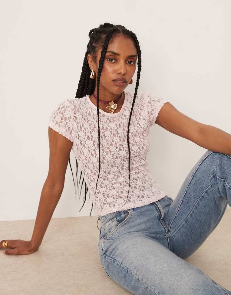 ASOS DESIGN - Kurzärmliges, knapp geschnittenes Spitzen-T-Shirt in Rosa von ASOS DESIGN