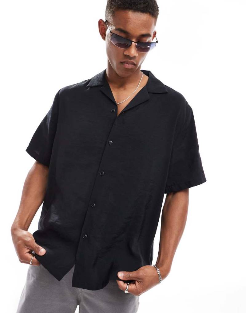 ASOS DESIGN - Kurzärmliges, lässig geschnittenes Hemd in Schwarz mit Reverskragen von ASOS DESIGN