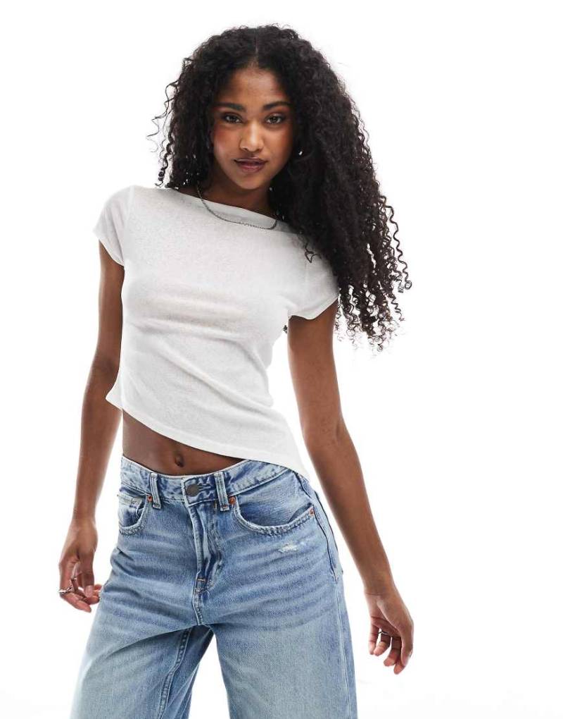 ASOS DESIGN - Kurzärmliges, leicht durchscheinendes Oberteil in Elfenbein mit asymmetrischem Saum-Weiß von ASOS DESIGN